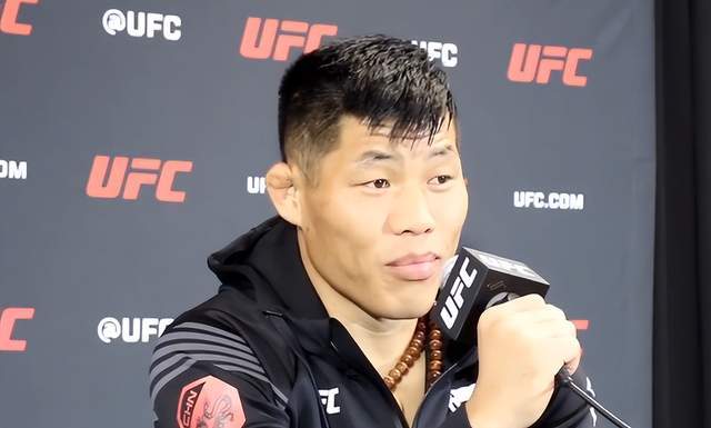 竟要以政治, 或以缄默来, 对李景亮来 竟要以政治, 或以缄默来, 对李景亮来