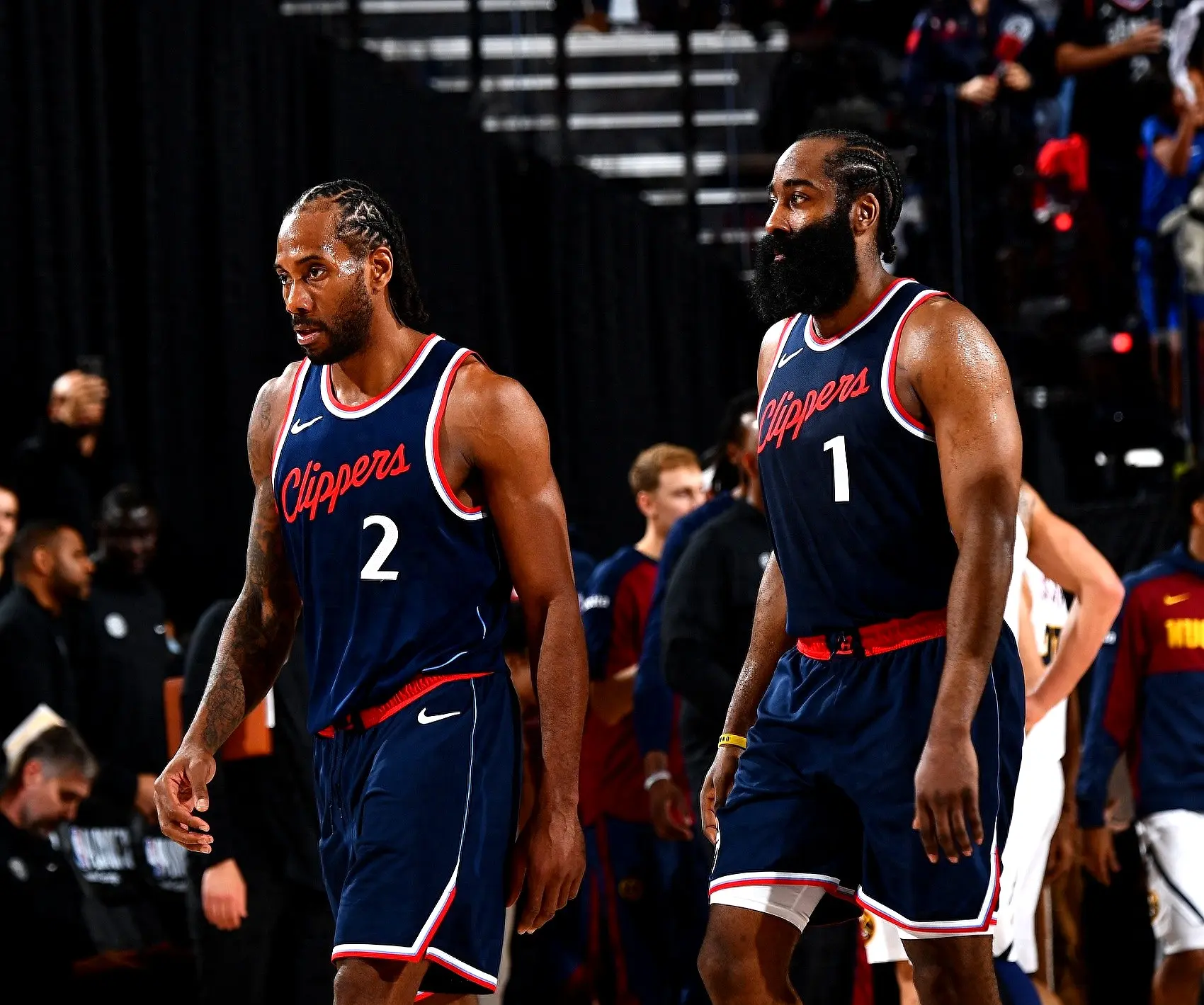 法性的调查, 他不仅在场